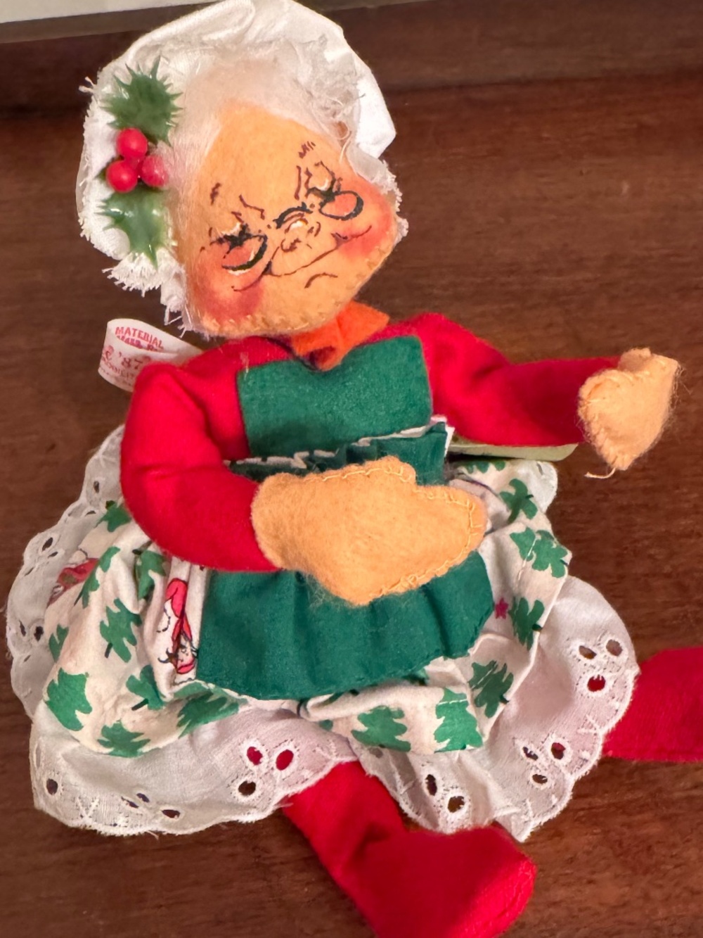 Vintage 1987 Annalee Mobilitee Mrs. Claus Christmas doll in Green apron